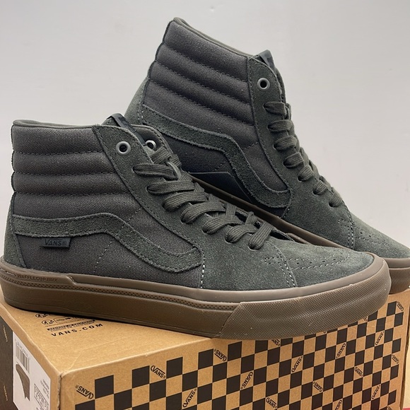 Vans • Men’s Bmx Sk8-Hi Dark Gray/Gum
VN0005V0BFD
Sneakers - Picture 7 of 16